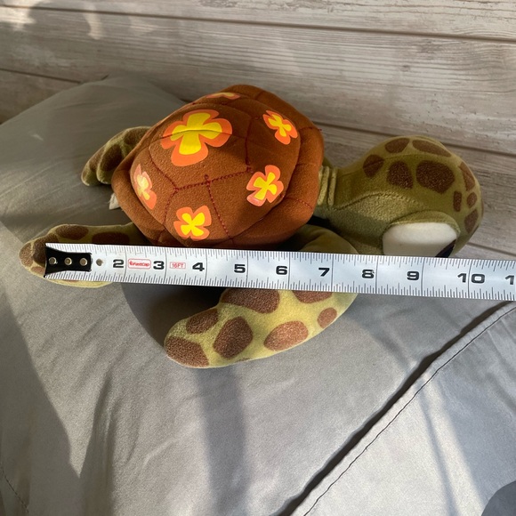 Finding Nemo Sea Turtle Squirt Plush Toy - Picture 4 of 7